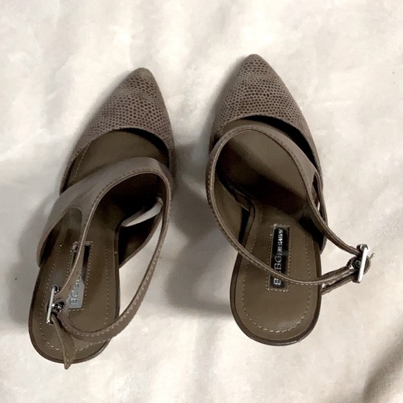 BCBG heels pointy closed toe snake embossed Leather Chase brown color size  8 - Picture 8 of 12